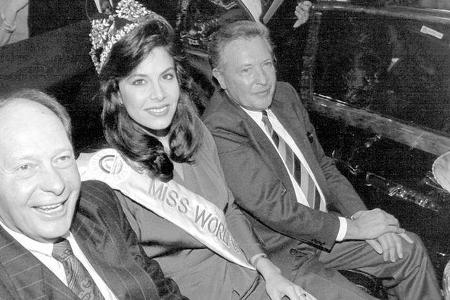 Messe-Chef Günther Claaßen (links) und ADAC-Präsident Otto Flimm mit Miss World 1990.