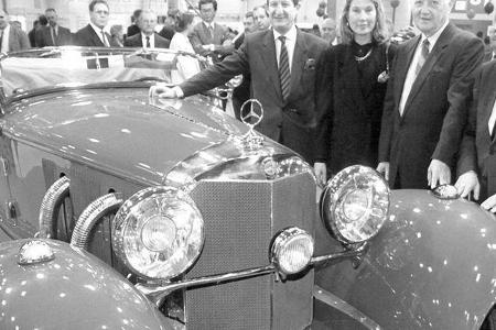 Mercedes-Oldtimer mit (von links): Oberbürgermeister von Paris, Nina Rindt, ADAC-Sportpräsident Wilhelm Lyding und Messe-Che...