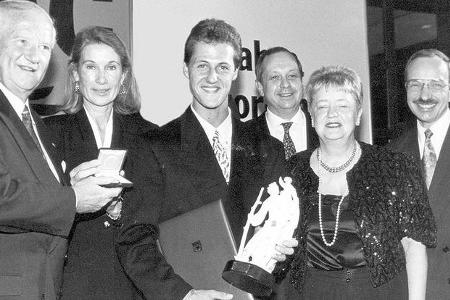 Deutschlands neuer Formel 1-Star Michael Schumacher umrahmt von (von links): ADAC-Sportpräsident Wilhelm Lyding, Nina Rindt,...
