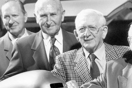 Motorrad-Größen mit Filmstar (von rechts). Seitenwagen-Weltmeister Wilhlem Noll, Filmstar und ehemaliger Automobilrennfahrer...