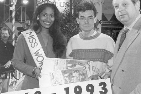 Ehrung für den fünfmillionsten Besucher seit 1968 durch Miss World 1993 und Organisationsleiter Wolfgang Schöller.