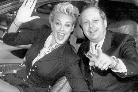 Ehrengast Brigitte Nielsen (links) mit Organisationsleiter Wolfgang Schöller.