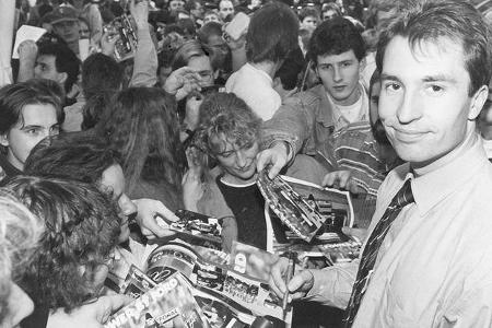 Formel 1-Star Heinz-Harald Frentzen mit Fans.
