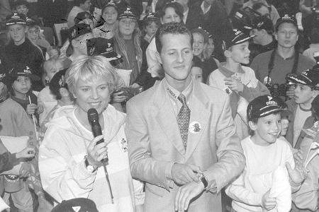 Formel 1-Weltmeister Michael Schumacher bei der Aktion 