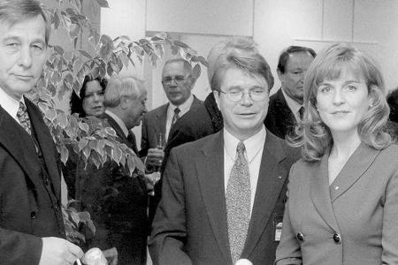 Bei der Eröffnung (von links): Wolfgang Clement (Wirtschaftsminister des Landes Nordrhein-Westfalen), Dr. Joachim Henneke (V...