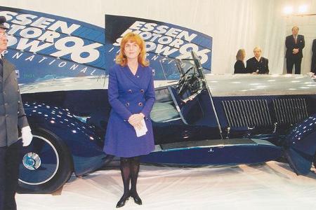 Sarah Ferguson, Duchess of York, vor einem edlen Oldtimer.