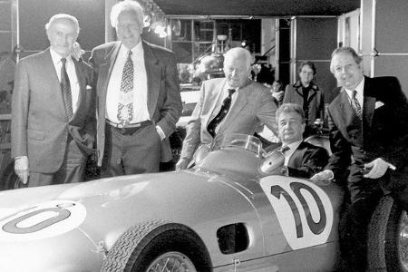 Alter Mercedes-Silberpfeil mit Grand Prix-Veteranen (von links) Paul Pietsch, Manfred von Brauchitsch, Karl Kling, Hans Herr...