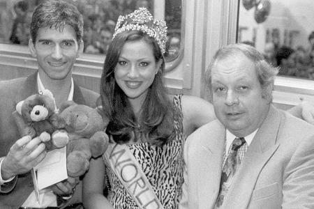 Formel 1-Weltmeister Damon Hill (links), Miss World 1996 und Organisationsleiter Wolfgang Schöller.