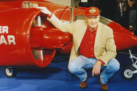 Niki Lauda posiert vor dem Moller Skycar aus den USA.