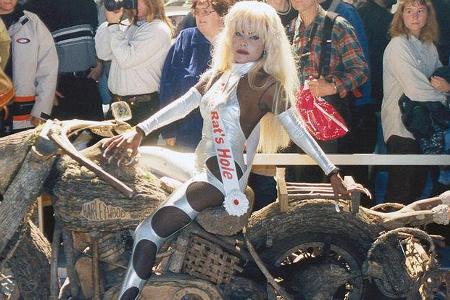 Miss Ratâs Hole aus Daytona (Florida) posiert auf einem eigenwilligen Bike.