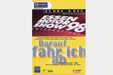 1998 - Schwimmen: Zu den kuriosen Exponaten im Show-Center zählen sowohl im Bootsstil gebaute Oldtimer als auch moderne Schw...