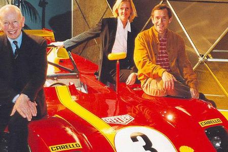 Die beiden ehemaligen Ferrari-Werkspiloten John Surtees (links) und Jacky Ickx auf einem Ferrari 312P Prototyp mit Leichtath...