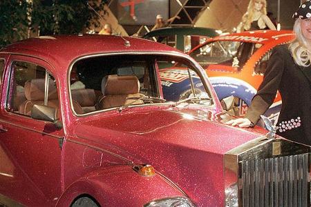Marlene Charell, Tänzerin, Sängerin und Moderatorin, mit VW-Rolls-Royce-Unikat.