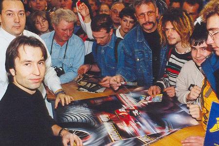 Formel 1-Pilot Heinz-Harald Frentzen (damals für Williams startend) mit Fans.