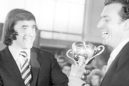 Jackie Stewart (links), Formel 1-Weltmeister 1969, beglückwünscht Hubert Hahne, Deutschlands-Rennfahrer des Jahres.