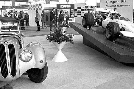 Erfolgreiche BMW-Typen: links der Vorkriegssportwagen 328 und rechts der 270-Formel 2-Rennwagen, der mit Jo Siffert, Jacky I...