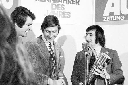 Jackie Stewart (rechts) wird als Rennfahrer des Jahres geehrt.