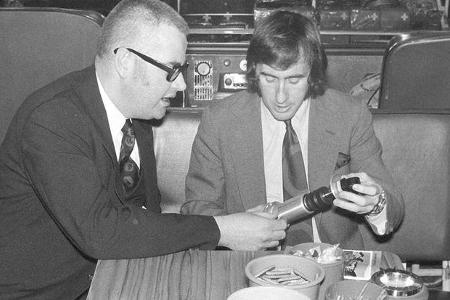 Bilstein Sportchef Hugo Emde (links) mit Formel 1-Weltmeister Jackie Stewart.
