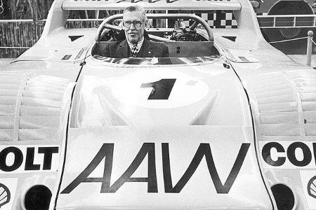 Der damalige AvD-Sportpräsident Huschke von Hanstein im Porsche 917 von Interserie-Sieger Leo Kinnunen.