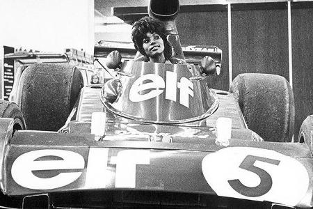 Das Weltmeisterauto 1973 von Jackie Stewart, der Tyrrell-Ford V8. Im Auto: Marie-Claude Carrera (Assistentin des Show-Master...