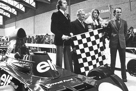Formel 1-Rennwagen aus dem Jahr 1974 mit Niki Lauda (ganz rechts).