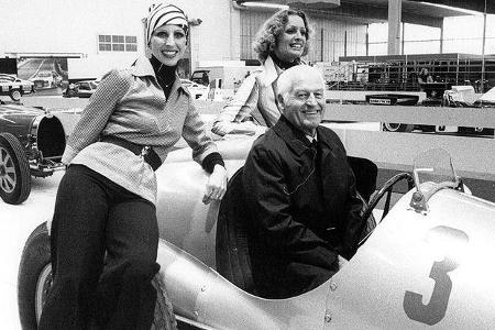 Karl Kling, ehemaliger Mercedes-Formel 1-Pilot, in attraktiver Begleitung.