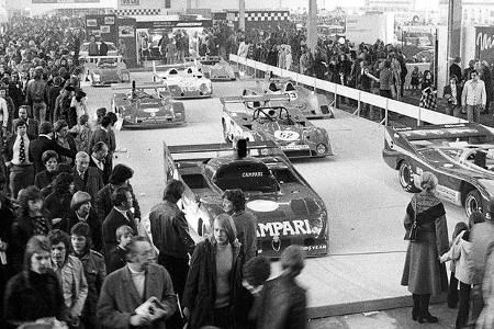 Blick auf erfolgreiche Sportwagen des Jahres 1975, vorne links das Weltmeister-Auto Alfa Romeo Tipo 33 TT 12.