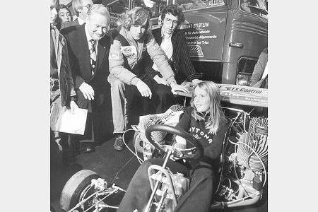 Formel 1-Piloten Rolf Stommelen und James Hunt mit Oberbürgermeister Horst Katzor. Im Kart: Natascha Rindt (Tochter von Joch...
