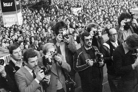 Ehrung Rennfahrer des Jahres. Diesen Blick auf die in Scharen gekommenen Fans hatten Lauda und die anderen Rennsport-Stars