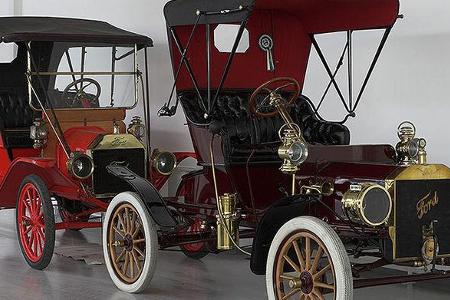 das älteste Exponat, ein Ford N von 1907 mit seinem Nachfolger, dem T-Modell aus dem Jahr 1914.