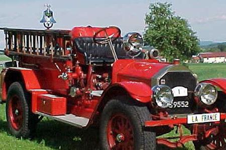 Eines der ganz frühen fahrbaren Feuerwehrautos: American LaFrance Feuerwehr von 1916.