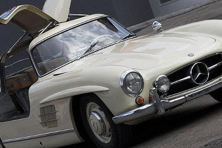 Und auch den Klassiker ein jeder Oldtimersammlung ist vertreten: der 300 SL Flügeltürer von 1955.