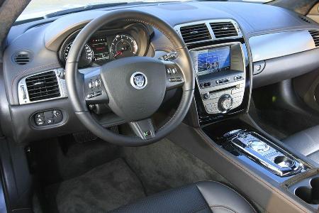 Britische Elegance mit sportlichen Akzenten auch im Innenraum.