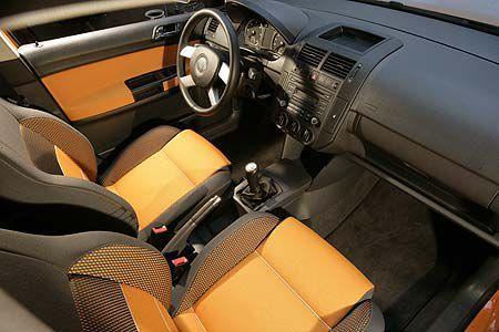 Auch beim Interieur beweist der Cross Polo Mut zur Farbe.