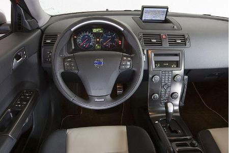 Ãbersichtliches, solide verarbeitetes Cockpit mit schwebender Mittelkonsole.