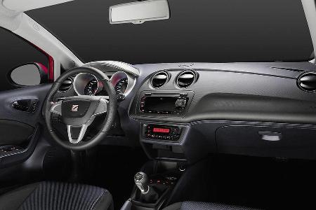 Rundinstrumente für den Fahrer, zweistöckiges Bedienfeld in der Mittelkonsole.