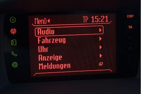 Im Testwagen ist allerdings das Audiosystem Sound & Connect für 1.180 Euro installiert, es bringt nicht nur per Rundfunk ode...