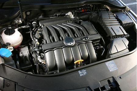 Quereinbau vor der Vorderachse: der 300 PS starke V6-Kraftprotz.