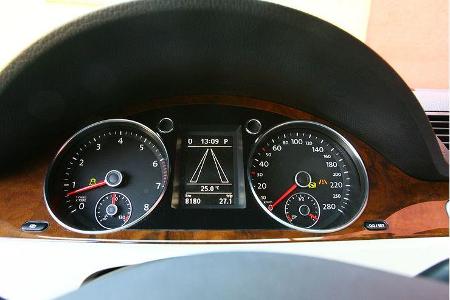 Die elektronische Begrenzung auf 250 km/h ist premiumübliches Understatement.