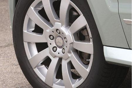 Vorn stecken 235/50er auf den 19-Zöllern und hinten 255/45er Pneus.