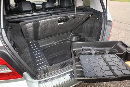 Staufach mit optionaler Ablagebox, SUV-üblich erhöhte Ladekante, ebener Ladeboden ohne Stufe.