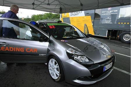 Als Renntaxifahrzeug stand ein Renault Cup-Clio zur Verfügung sowie ...