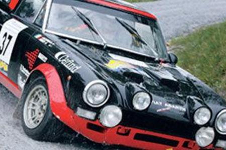 Obwohl es wie aus Eimern regnete, lieÃ sich die Crew des Fiat 124 Abarth den SpaÃ nicht nehmen.