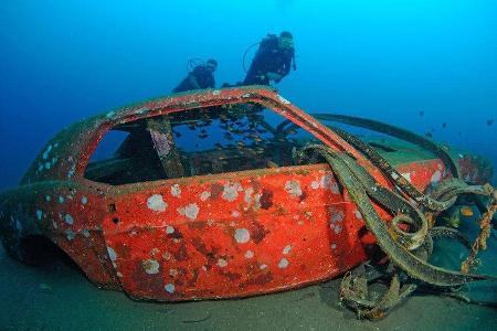Autowracks unter Wasser