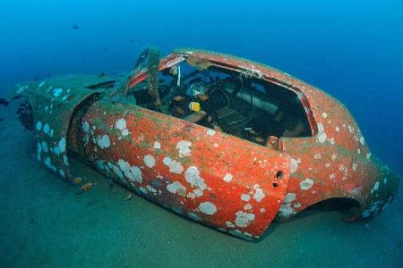 Autowracks unter Wasser