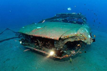 Autowracks unter Wasser