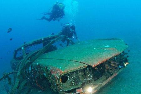 Autowracks unter Wasser
