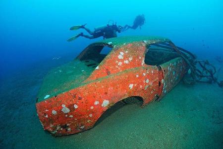 Autowracks unter Wasser
