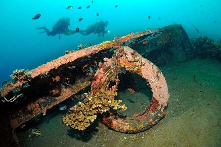 Autowracks unter Wasser