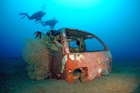 Autowracks unter Wasser